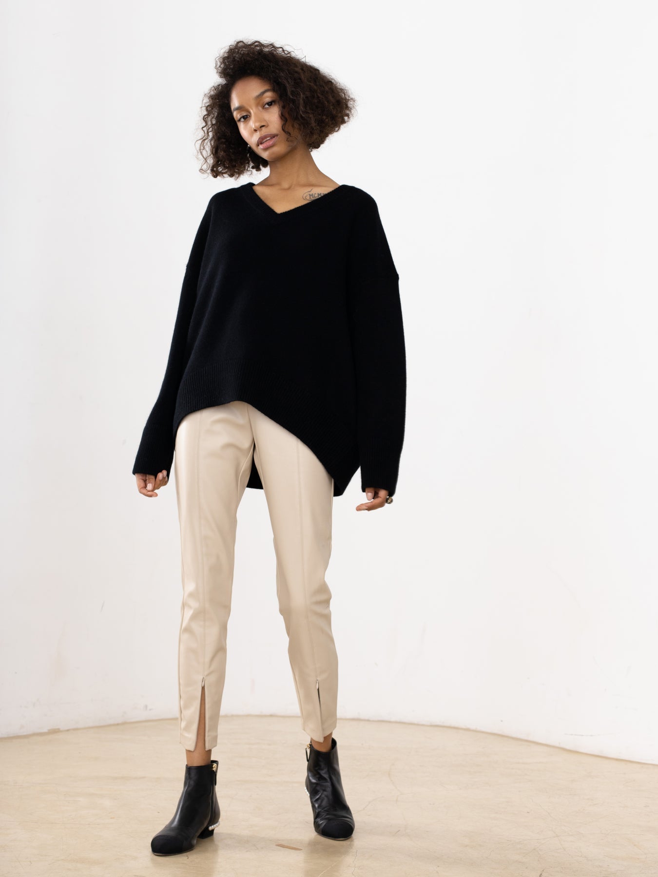 V-NECK PULLOVER SWEATER Main image