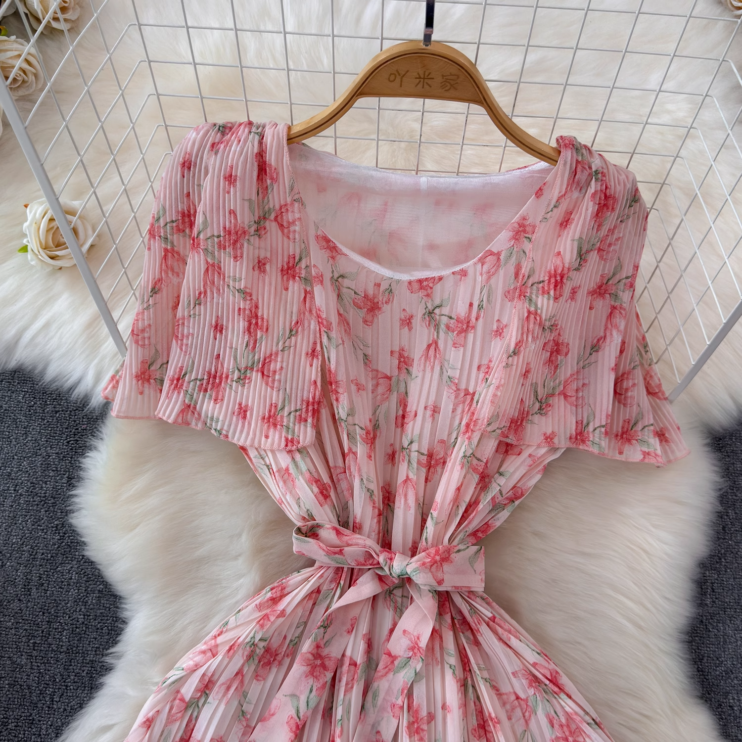 A-line pleated floral dress for beach vacation Secondary image