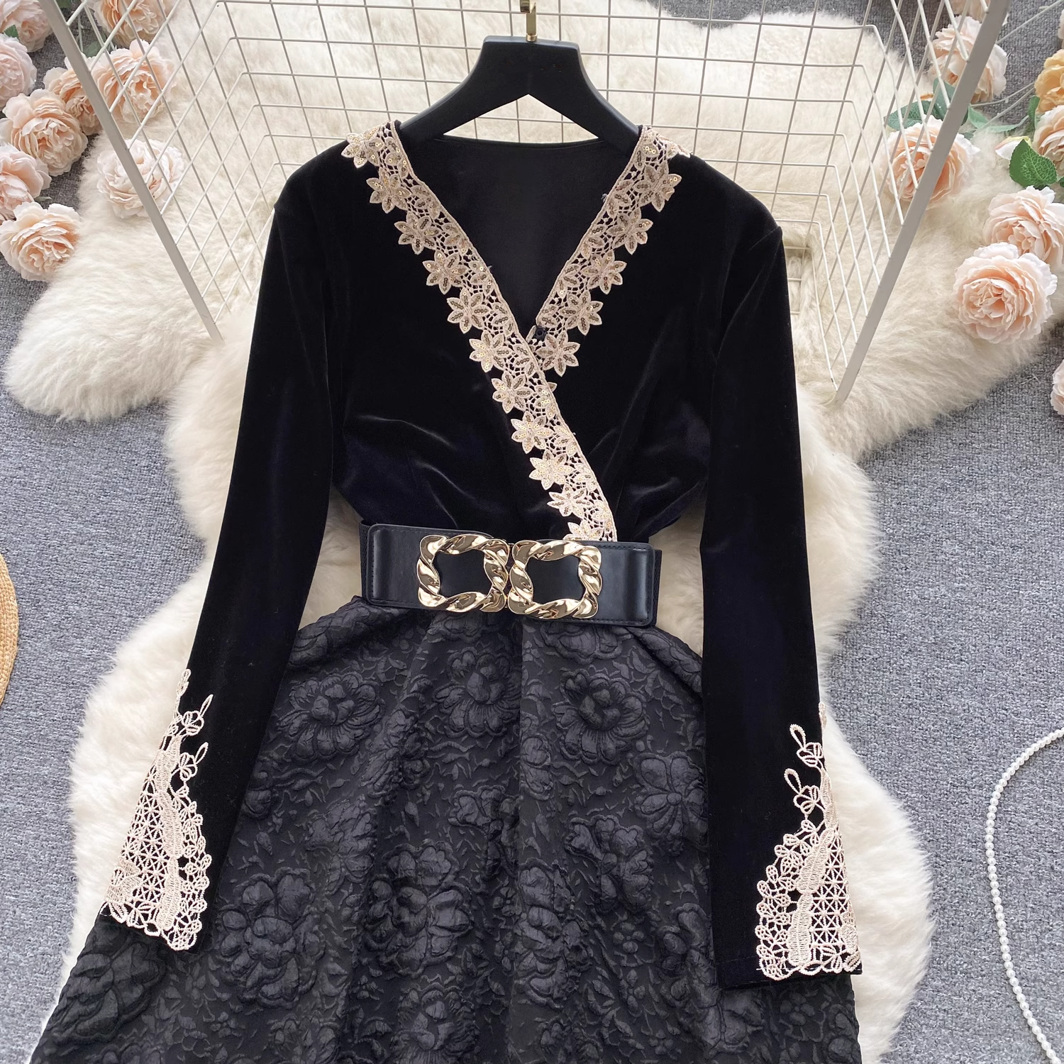 Women's autumn retro velvet dress Secondary image