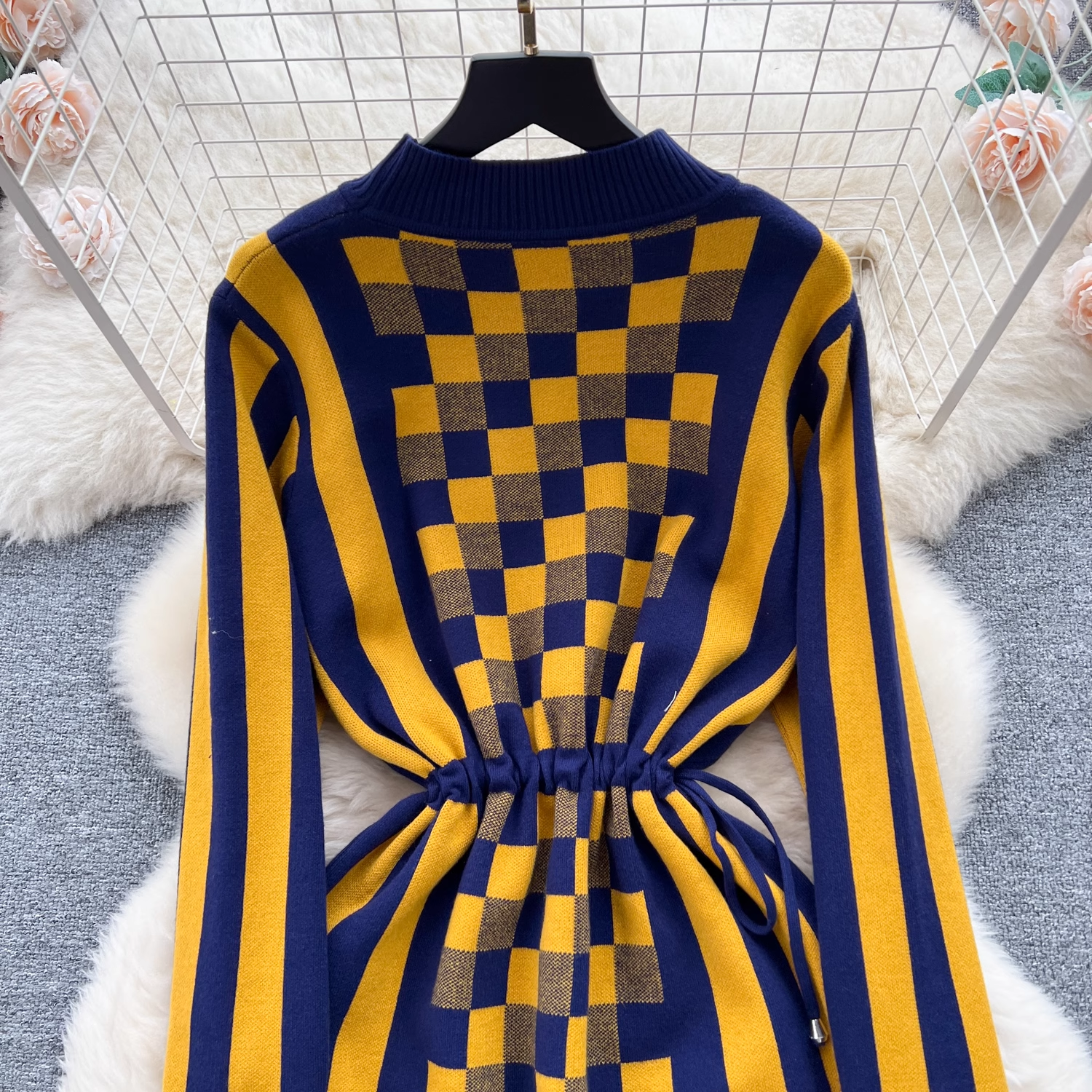 color-blocked checkerboard drawstring waist long-sleeved knitted dress Secondary image