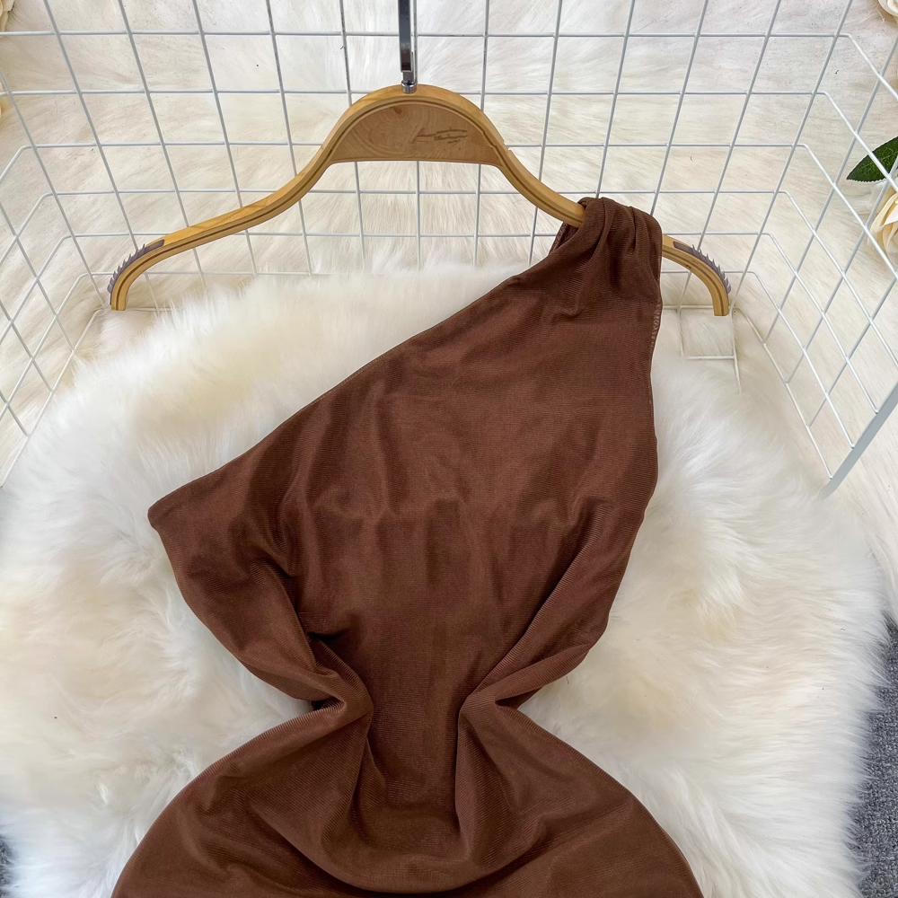 Fashionable and sleeveless slope neck off-shoulder bodycon dress Secondary image